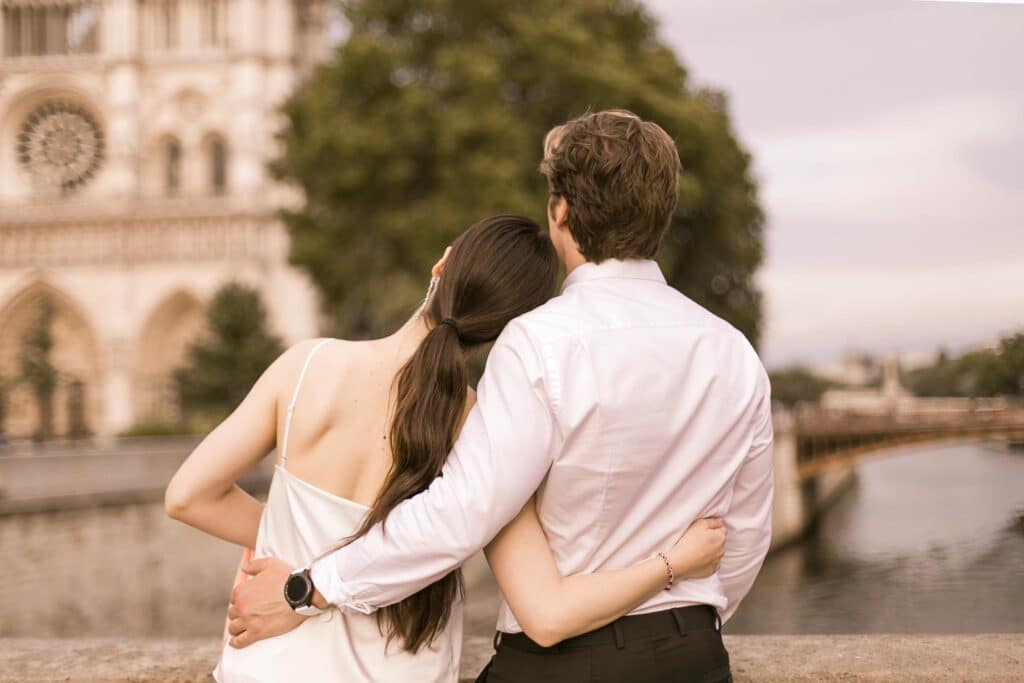 Couple amoureux en escapade romantique à Paris